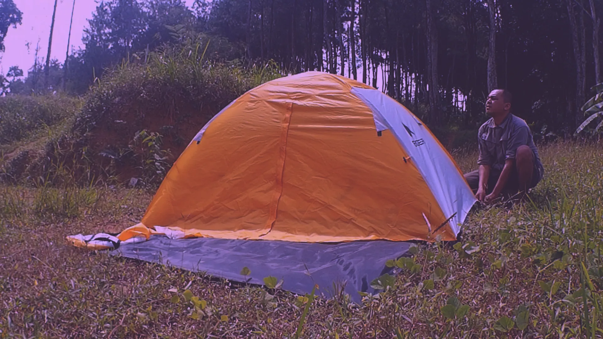 Mendirikan tenda.