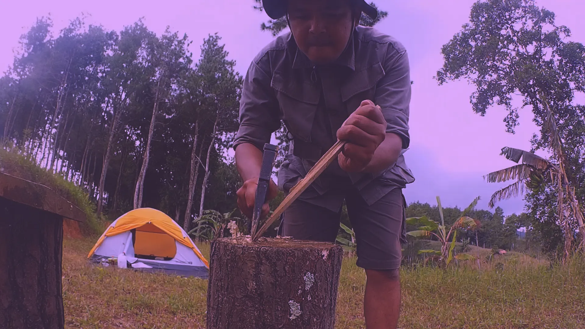 Membuat Spatula dari bambu kering.