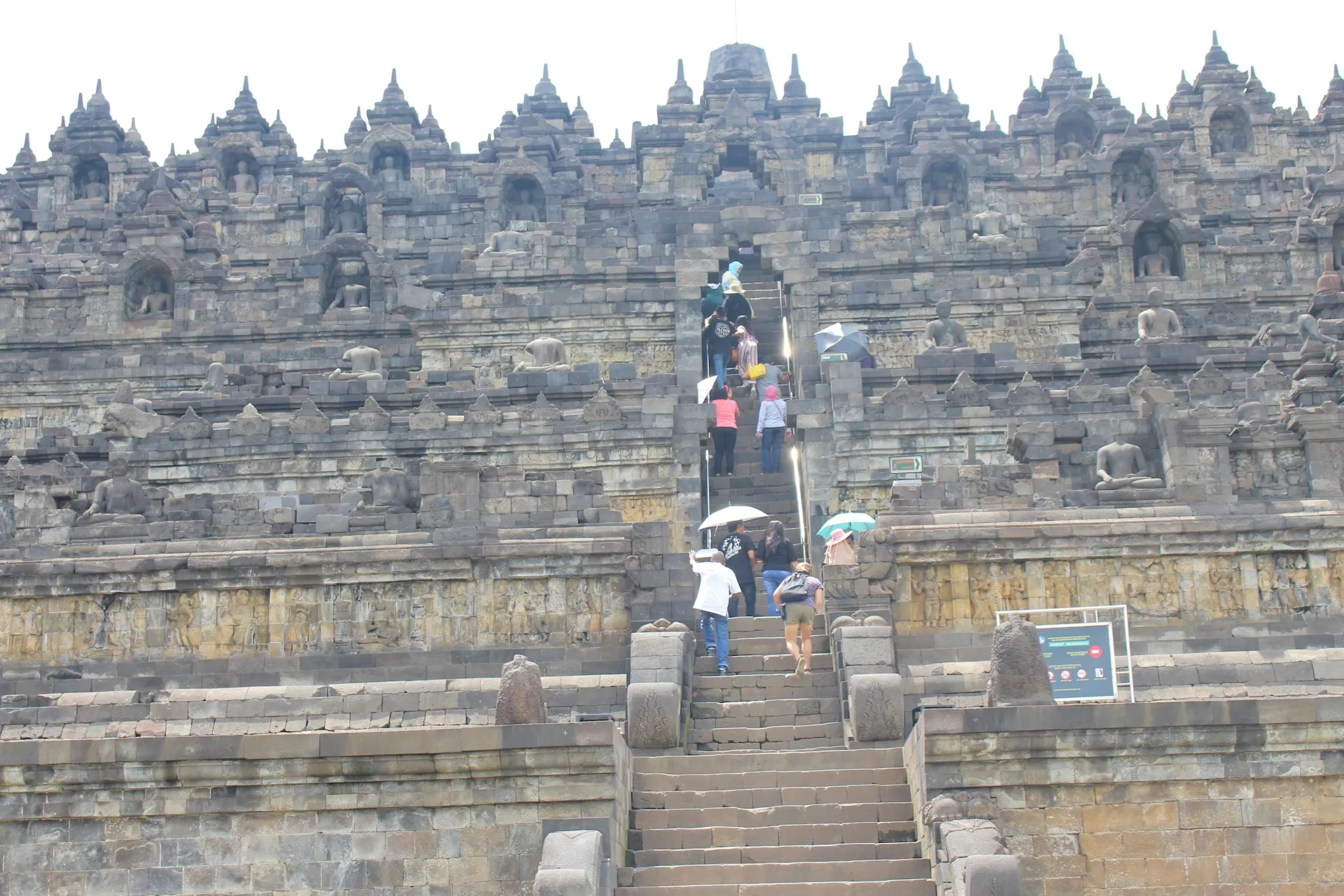 Potret wisatawan dalam dan luar negeri di Borobudur.